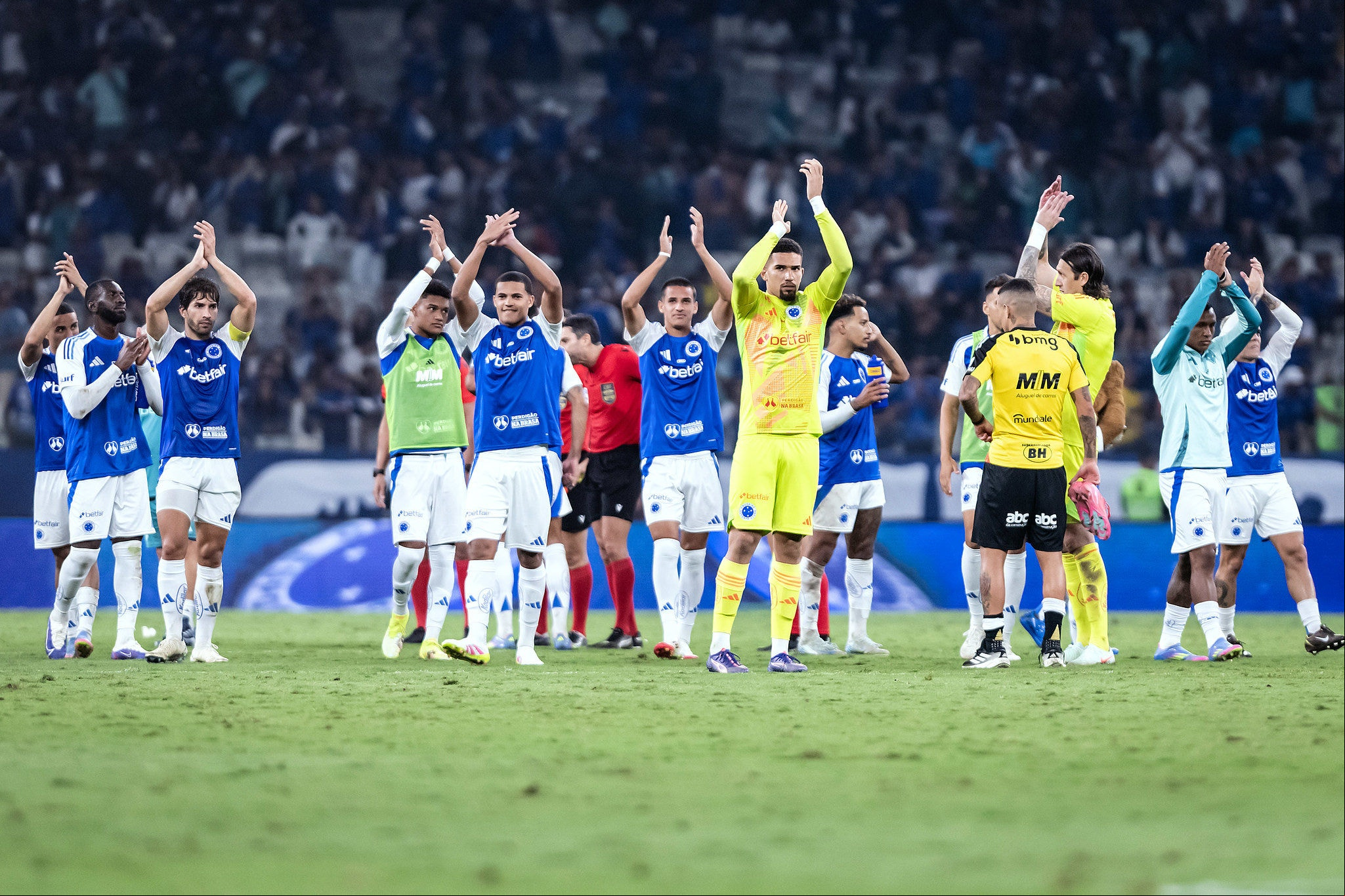 Jogadores do Cruzeiro aplaudem torcida após empate no Mineirão