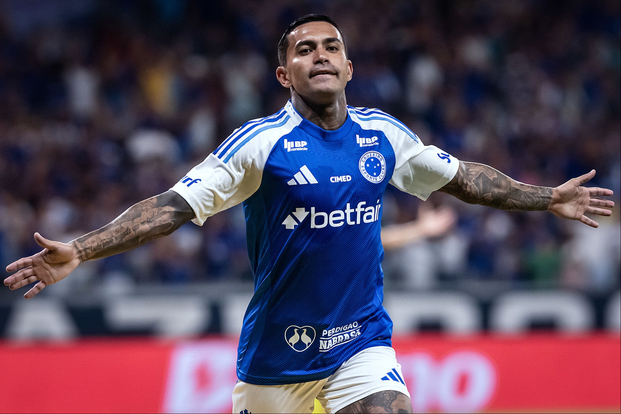 Dudu celebra gol marcado sobre o Mirassol 