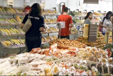 Mais uma vez, a inflação, puxada pela alta dos alimentos, faz as projeções para o crescimento econôm Consumo das famílias cresce