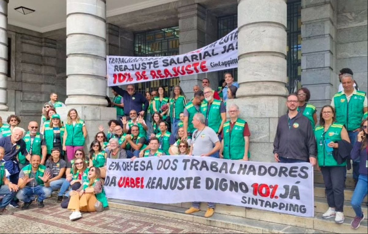 Servidores da Urbel protestam por melhores condições na sede da Prefeitura de BH  
