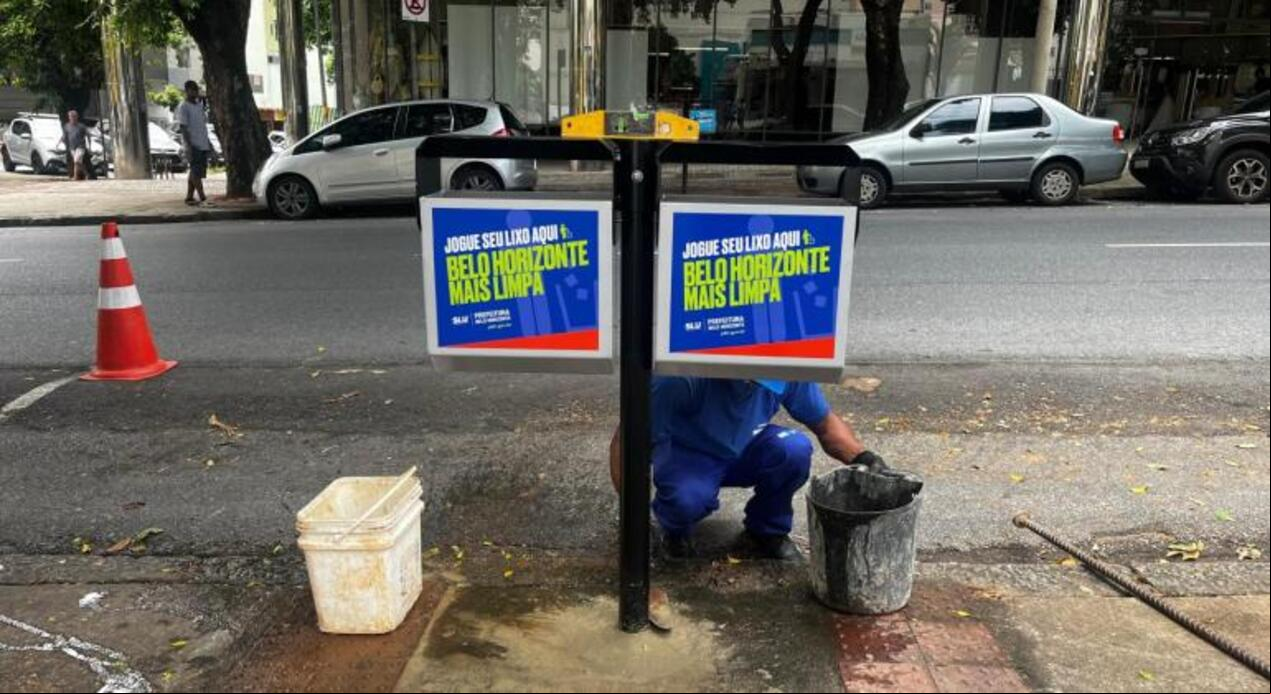 Lixeiras públicas em rua de Belo Horizonte
