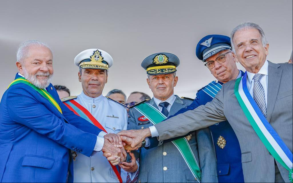 Lula tenta se aproximar dos militares no 7 de Setembro