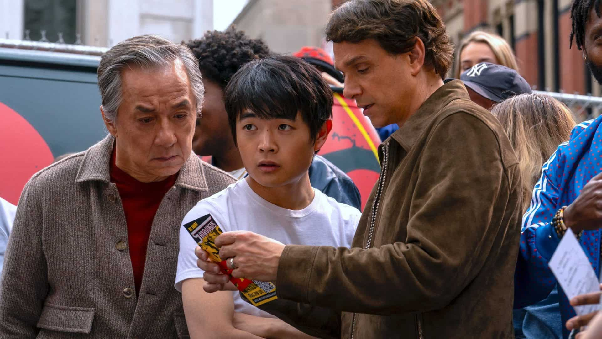 Li (Ben Wang) e seus dois mestres: o Shifu Han (Jackie Chan) e o sensei LaRusso (Ralph Macchio), em Karate Kid: Lendas