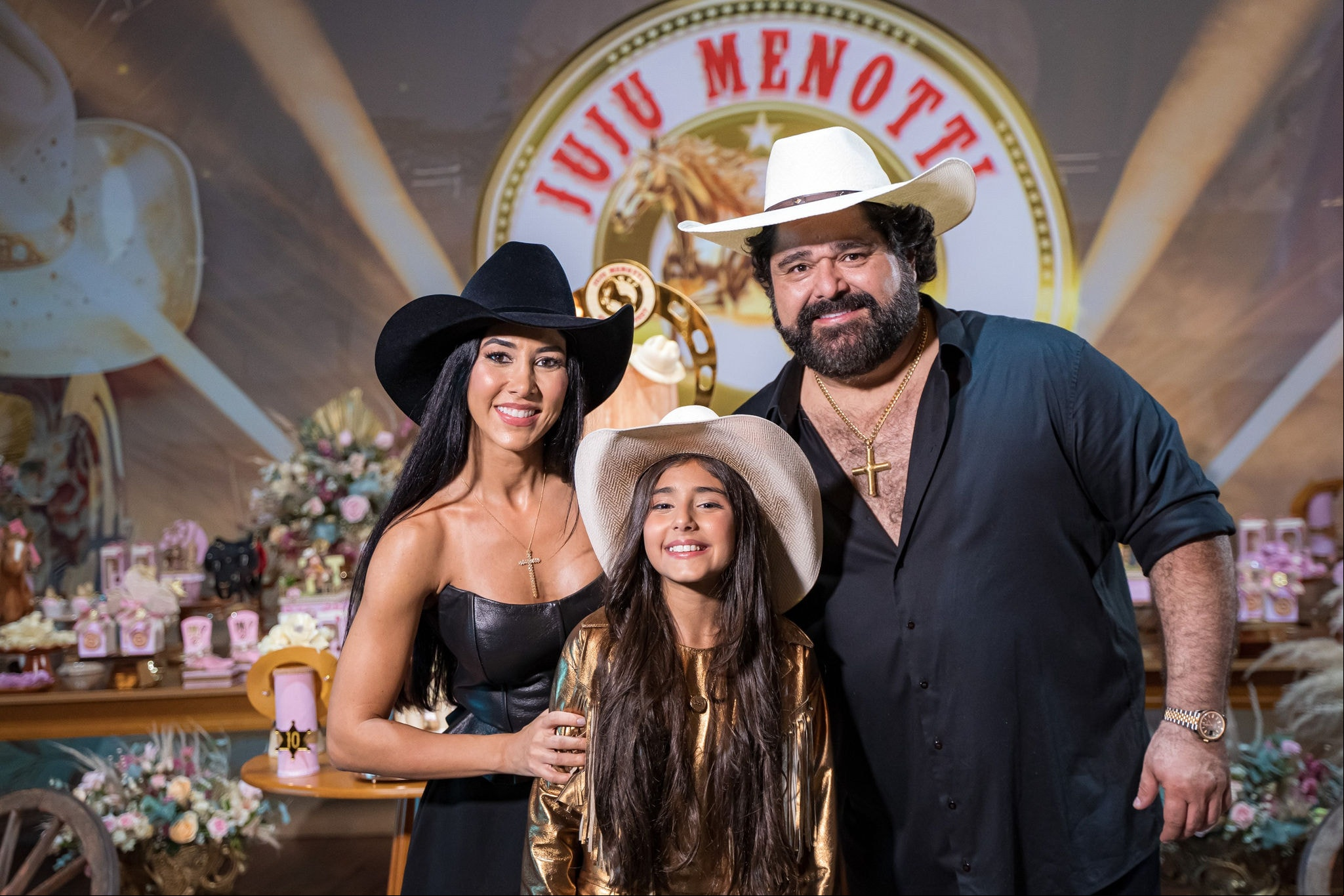 A cantora e influencer mirim Juju Menotti promove junto de seus pais, Gabi Menotti e o cantor sertanejo Fabiano, da dupla com César Menotti, a quinta edição de seu aguardado bazar