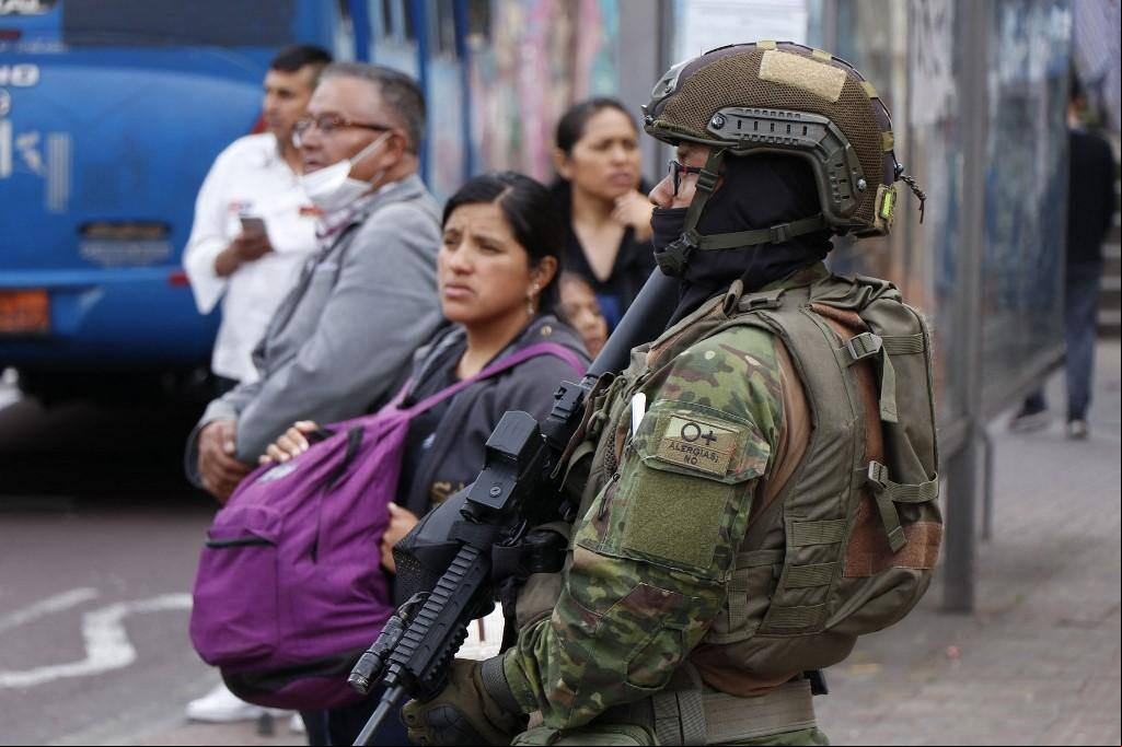 A presença de policiais e forças armadas nas ruas do Equador fazem parte da política de segurança do presidente Daniel Noboa (foto AFP)