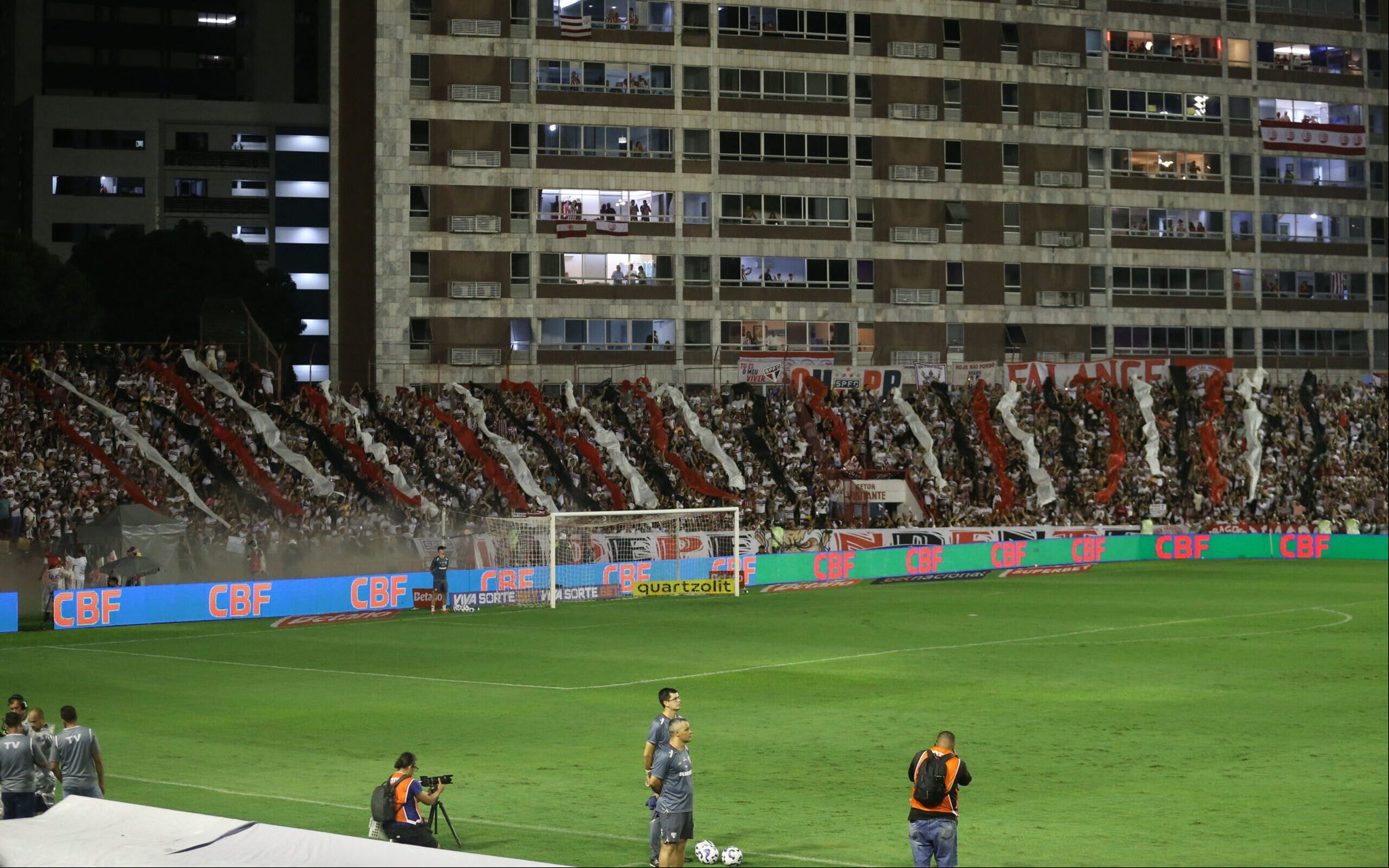 Torcida do Náutico contra a equipe do São Paulo (Foto: Marlon Costa/AGIF)