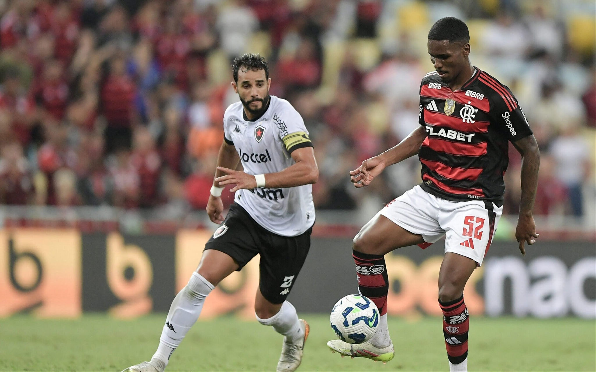 Henrique Dourado em ação no duelo contra o Flamengo (Foto: Thiago Ribeiro/AGIF)