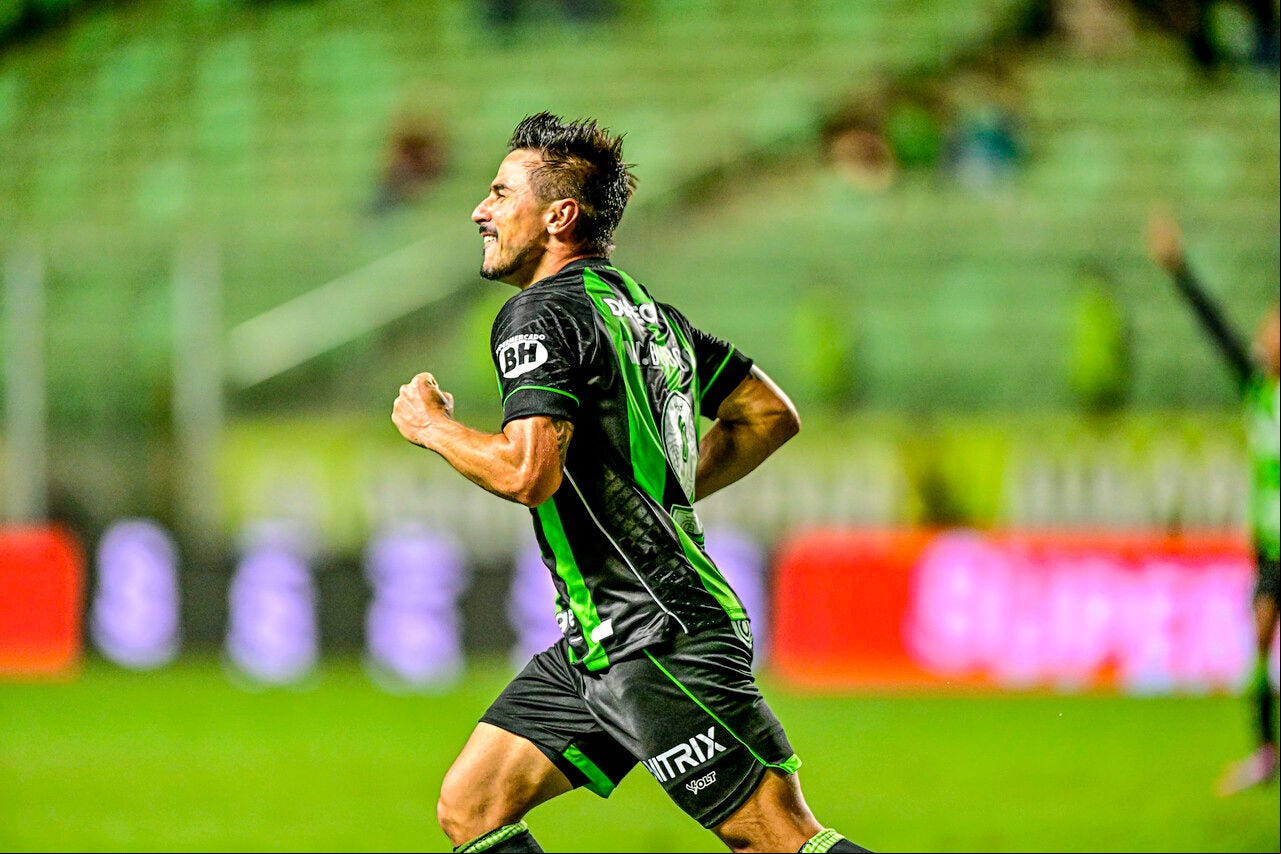 William Bigode comemora seu primeiro gol com a camisa do América