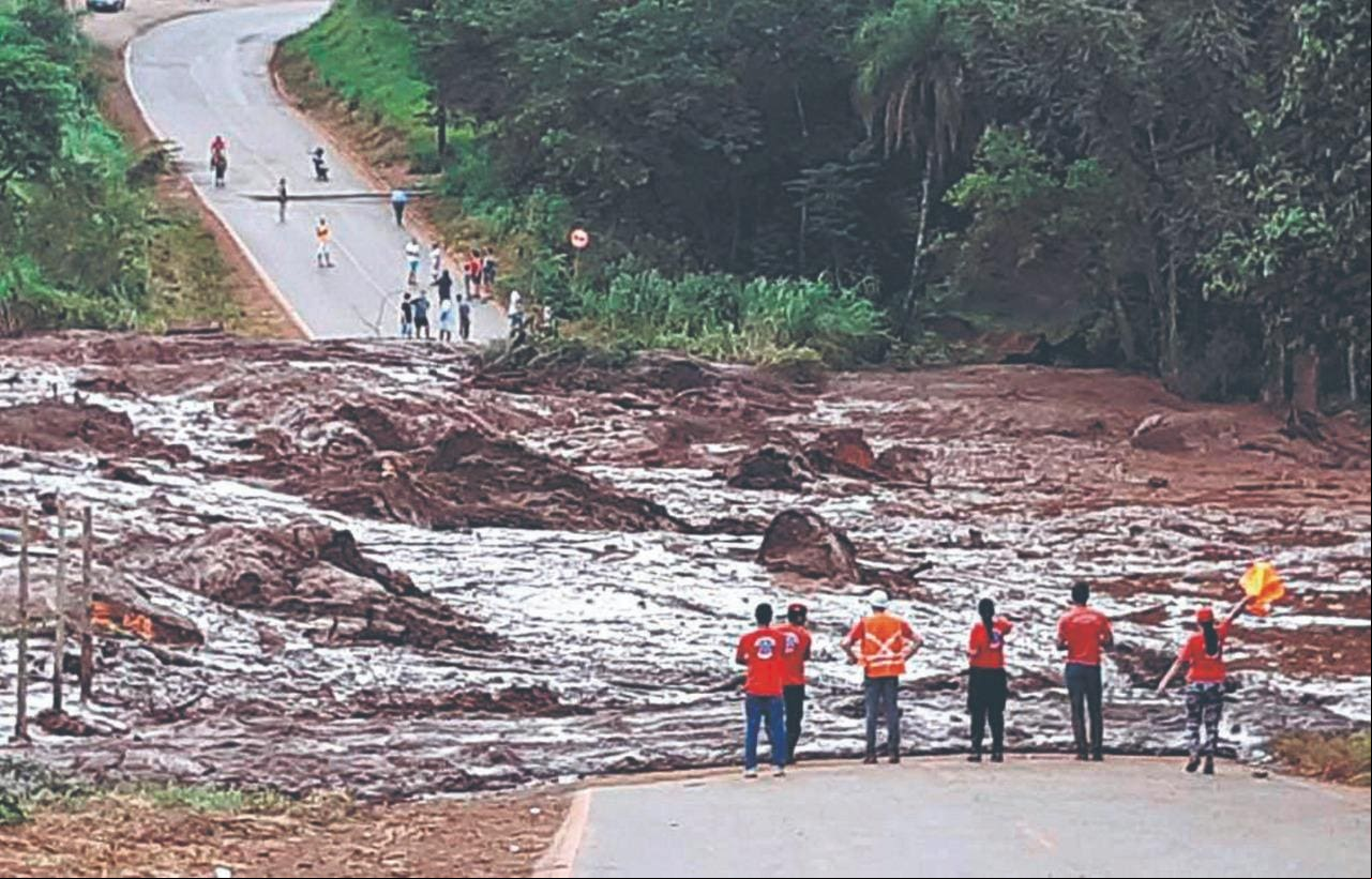 Foto mostra bombeiros no local do rompimento, nas primeiras horas após o ocorrido Rompimento que matou 272 pessoas aconteceu no dia 25 de janeiro de 2019