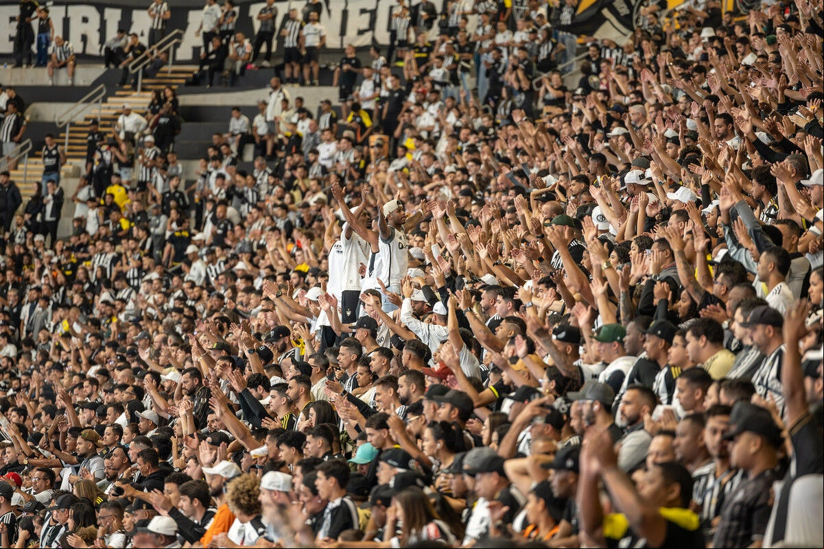 Torcedores que arremessaram objetos no gramado serão punidos