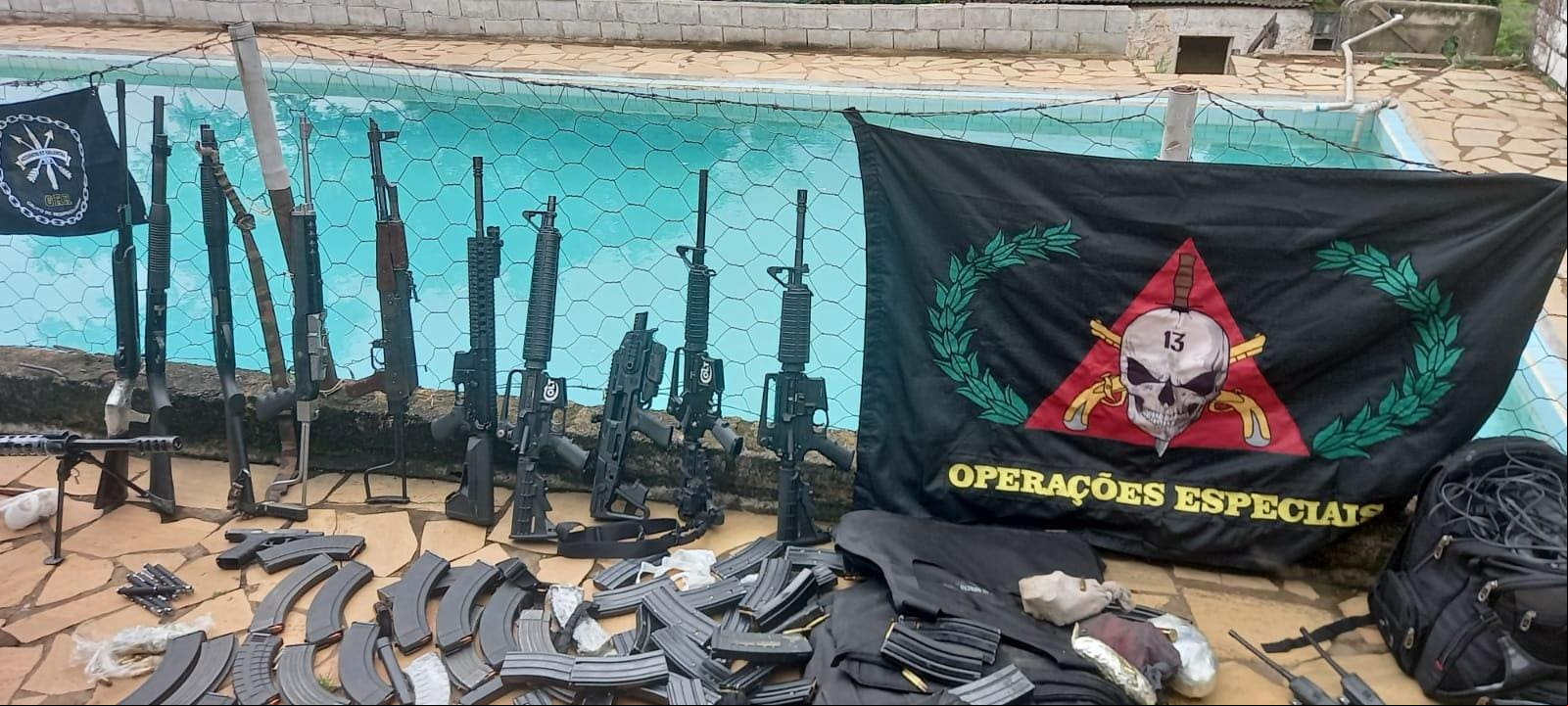 No dia, corporações divulgaram fotos mostrando armamento pesado dos criminosos que, segundo a PF, sequer teriam sido usados por eles