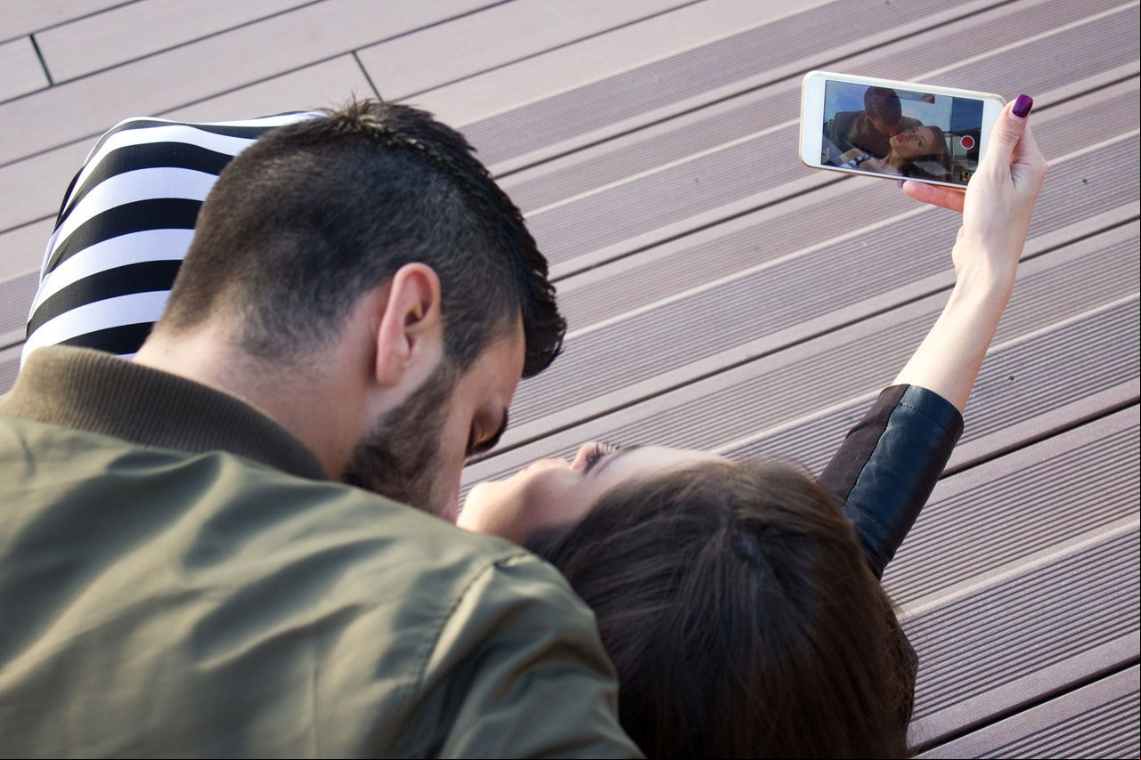Justiça obrigou homem a excluir foto do antigo casal da imagem de perfil das redes sociais. Imagem ilustrativa