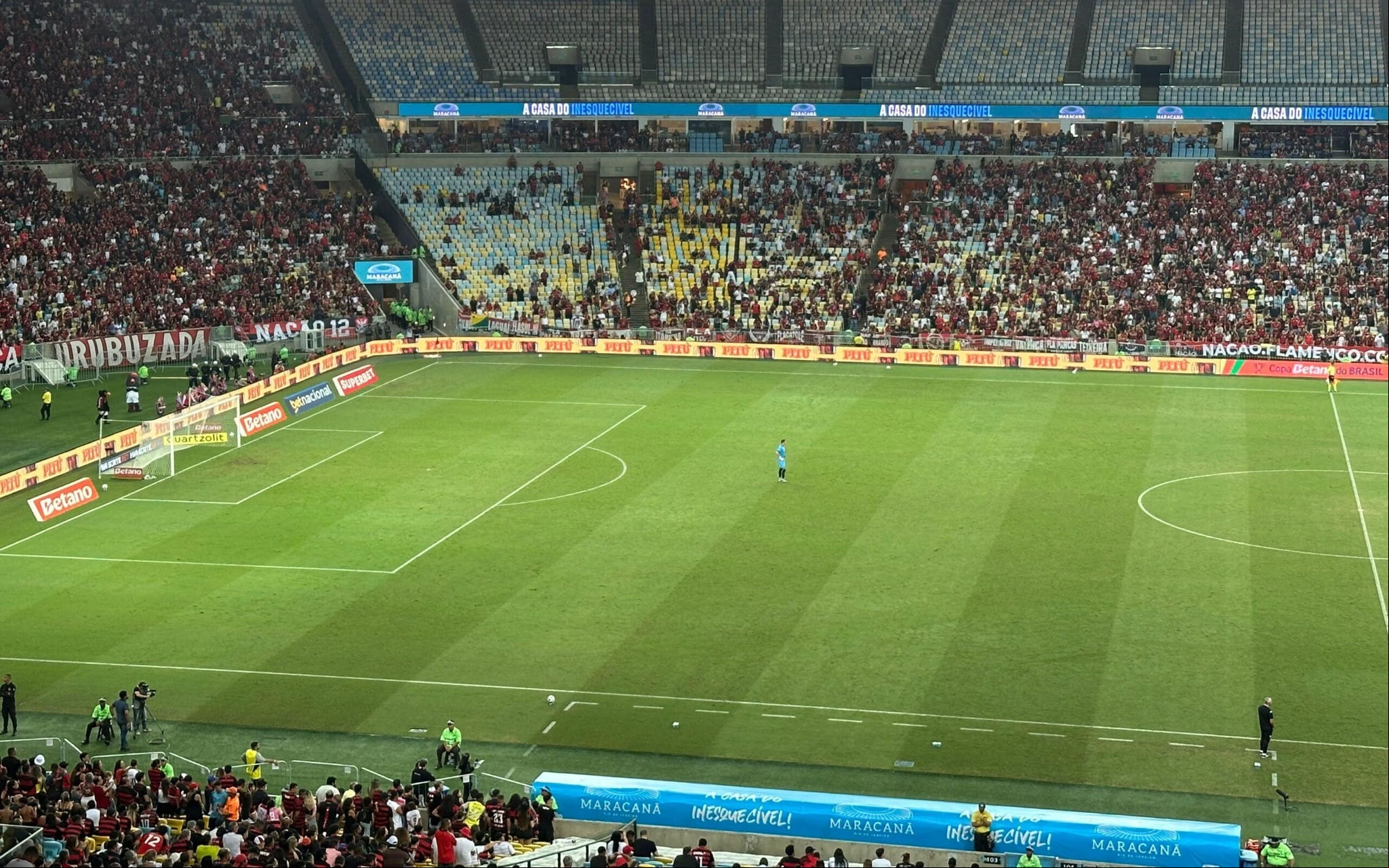 Gramado do Maracanã apresenta falhas (Foto: Lance!)
