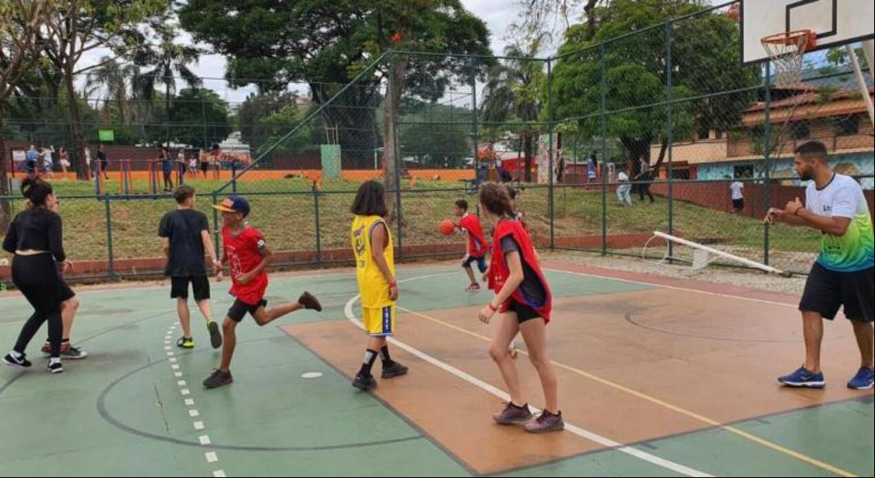 Quadra de esporte em praça comunitária de Belo Horizonte