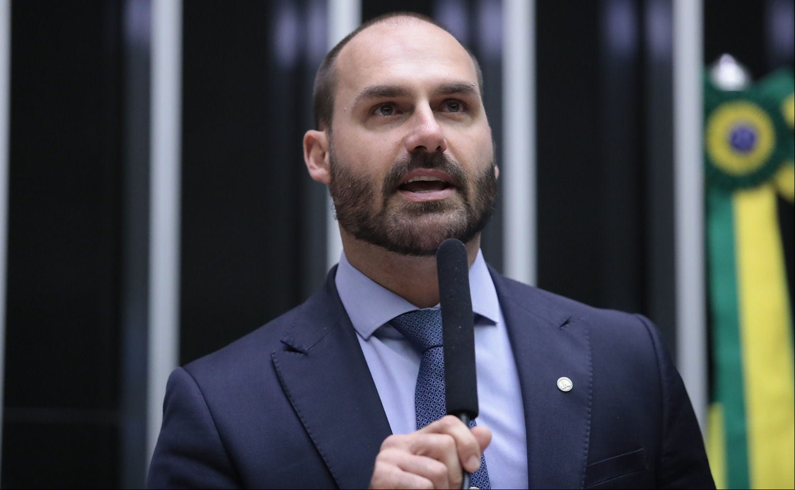 Na terça-feira (18), o deputado Eduardo Bolsonaro (PL-SP) informou a decisão de se licenciar do mandato na Câmara para permanecer nos Estados Unidos