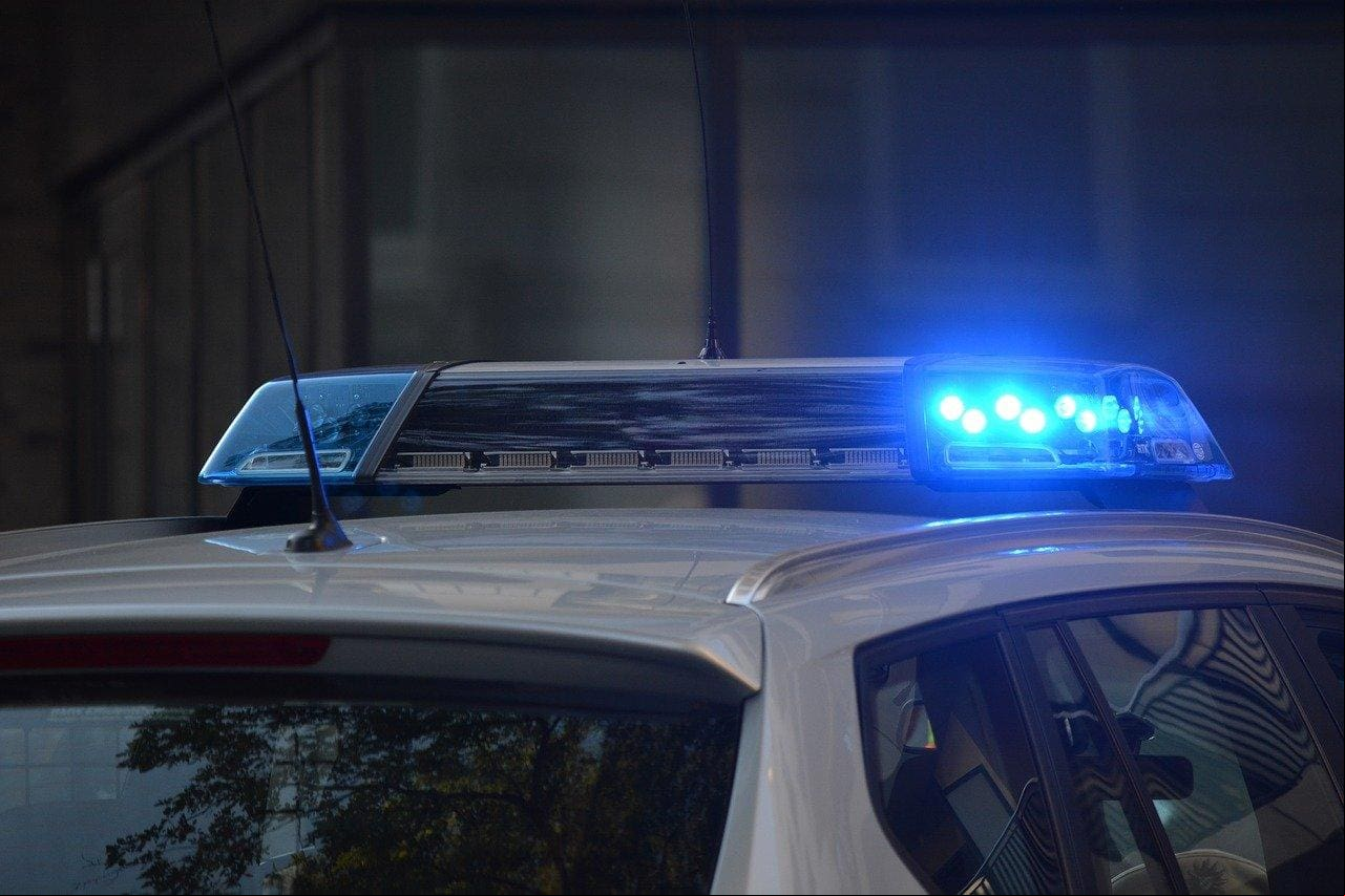 Viatura da polícia com sirene ligada
