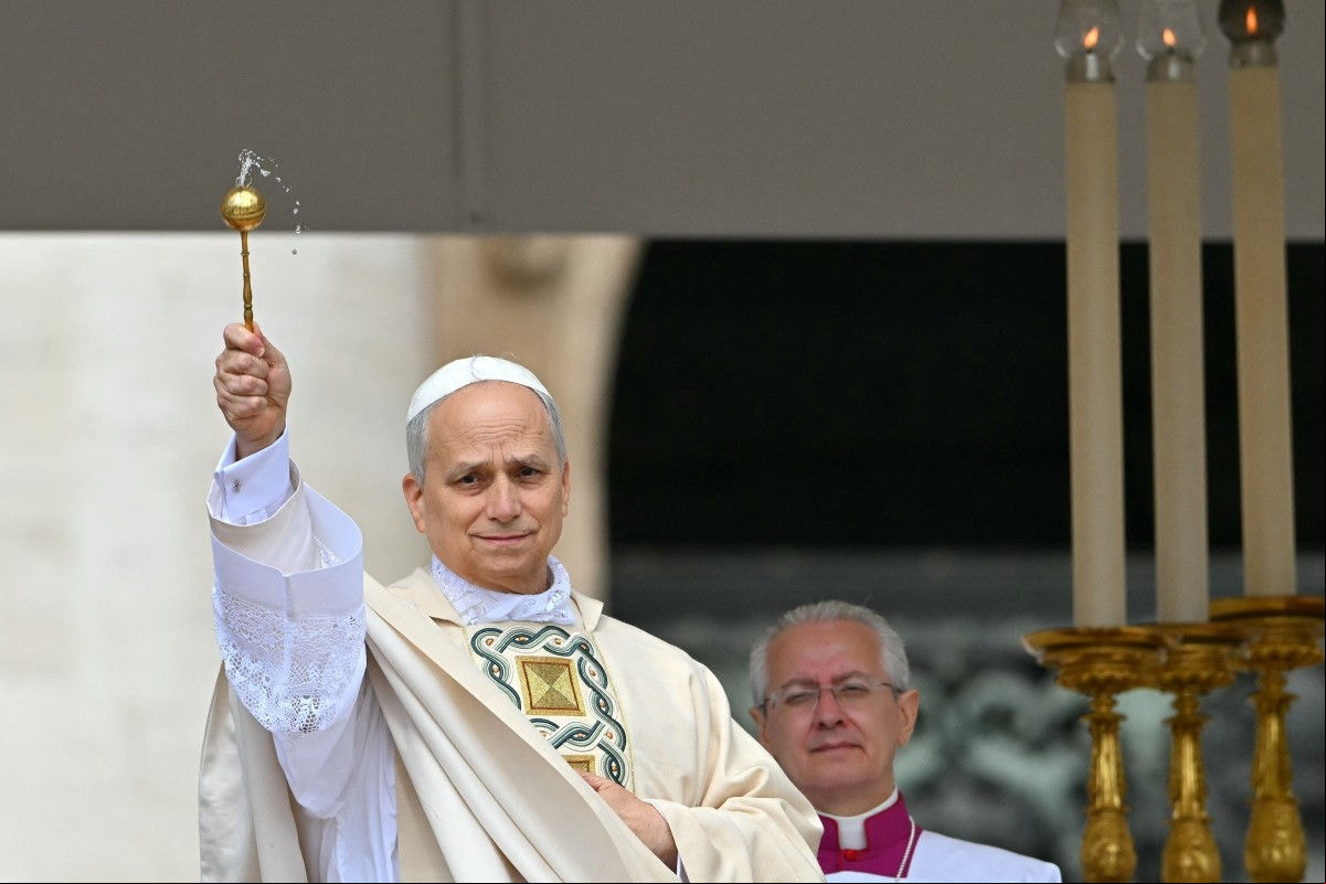 Papa abençoa fiéis durante missa que marca início de seu pontificado