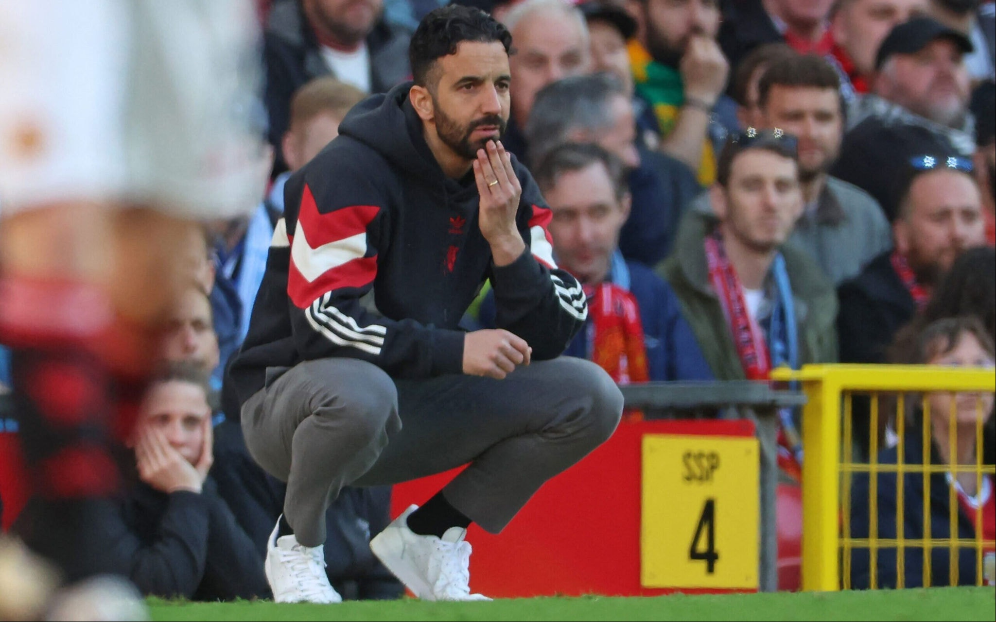 Ruben Amorim observa jogo entre Manchester United e Manchester City, no Old Trafford (Foto: Darren Staples/AFP)
