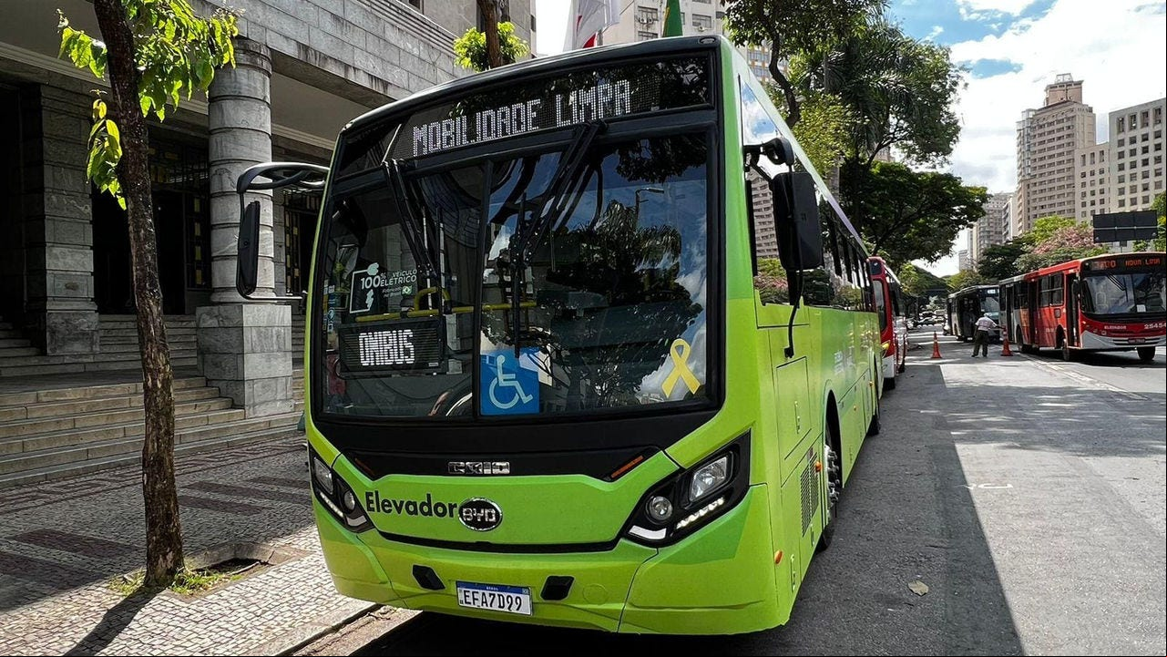O modelo tem autonomia para rodar até 250 quilômetros com a carga completa e capacidade para 78 ageiros.