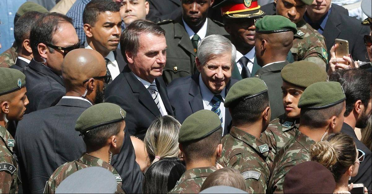 Jair Bolsonaro cercado de militares do Exército O então presidente Jair Bolsonaro e o general Augusto Heleno, seu ministro, cercado por militares do Exército
