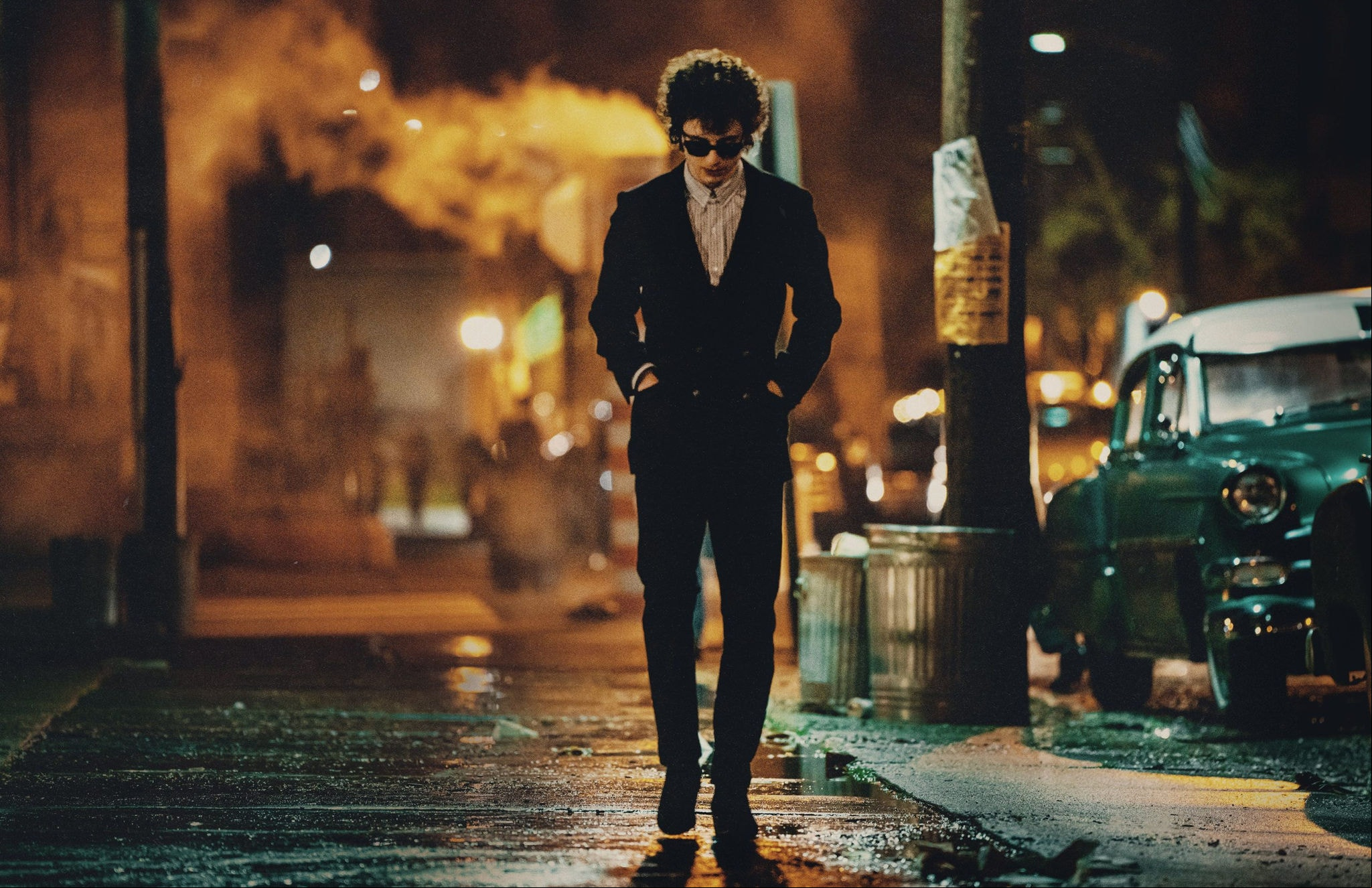 Timothée Chalamet como Bob Dylan em Um Completo Desconhecido.