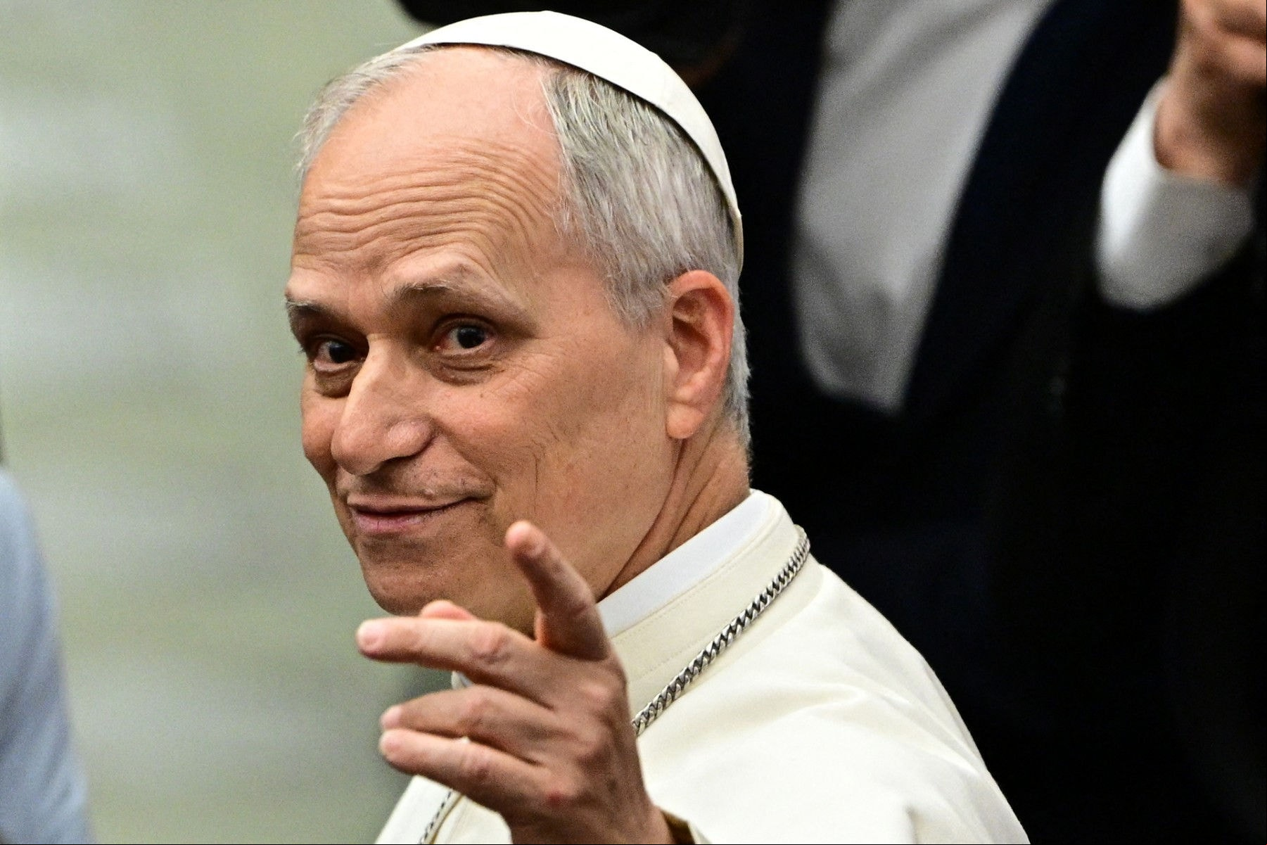 O papa Leão XIV acena ao sair de encontro com jornalistas no Vaticano (foto Tiziana Fabi/AFP)