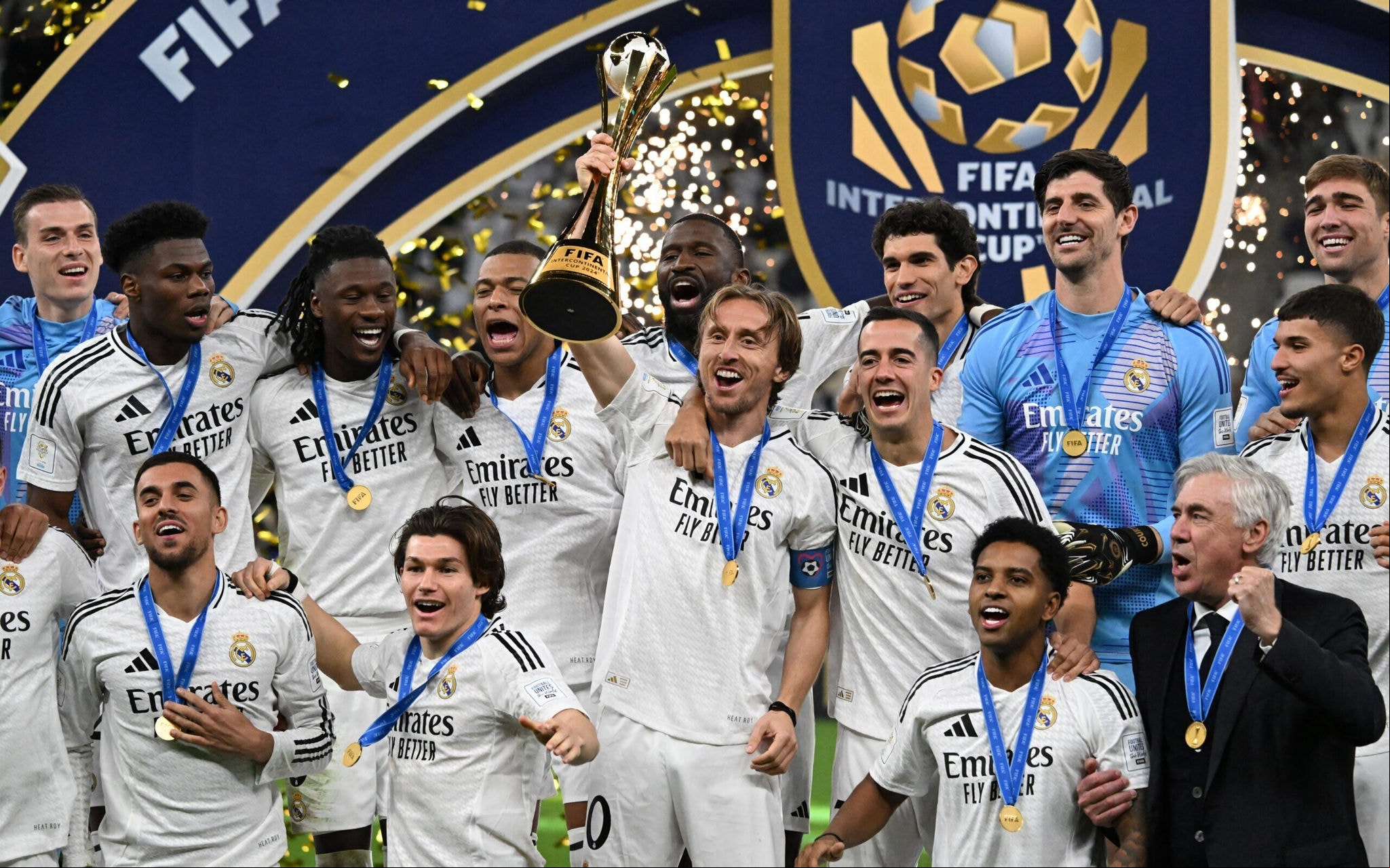 Modric, com a taça, é o jogador que mais ganhou títulos pelo Real Madrid