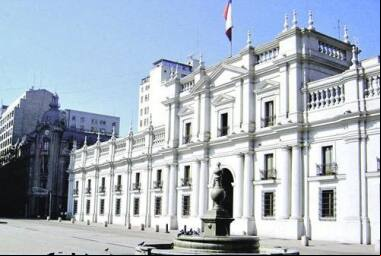 Chile O Palácio La Moneda: sede do poder e cartão-postal da cidade No Chile, 96 pessoas apresentaram prosposta à autoridade eleitoral para concorrer ao posto de presidente no Palácio de La Moneda