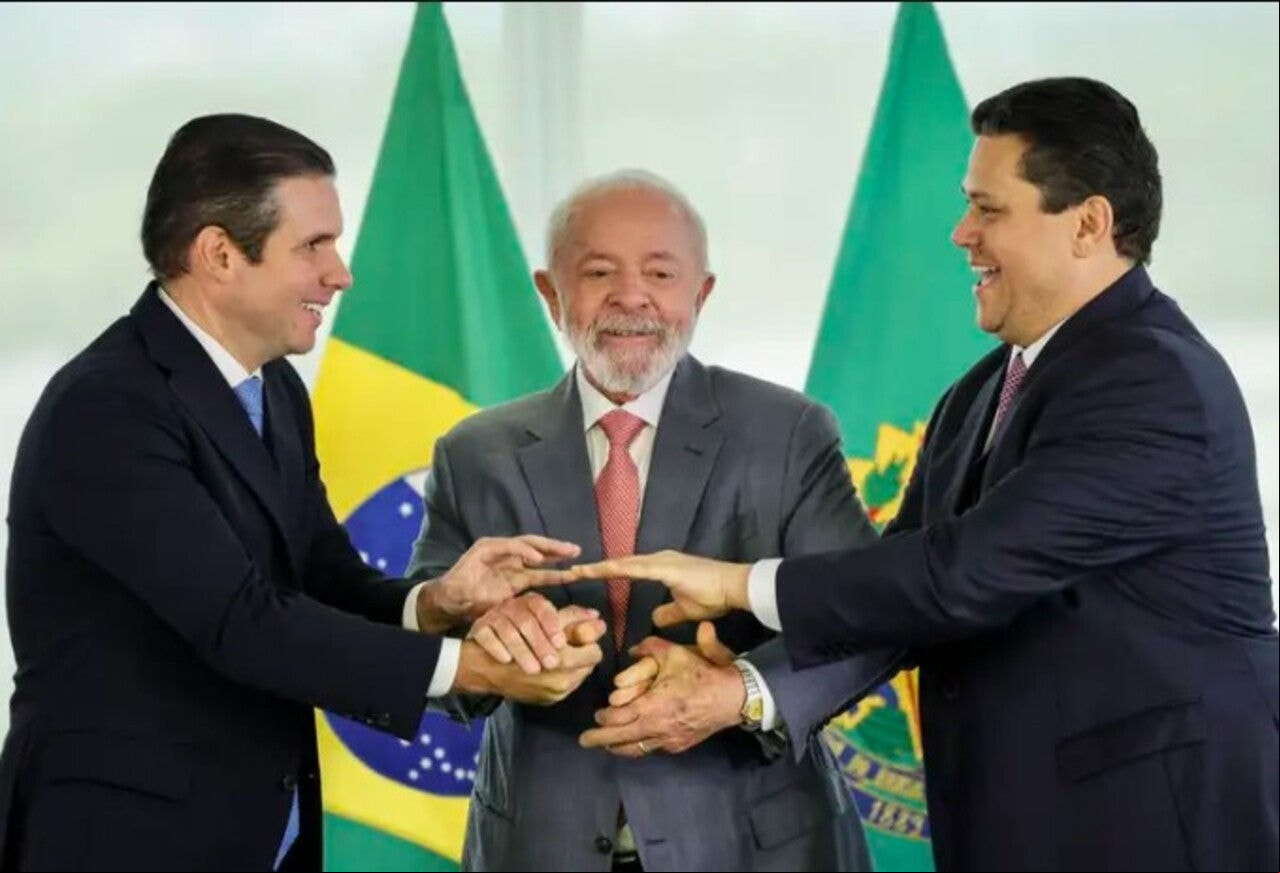 Hugo Motta, presidente da Câmara dos Deputados, Lula, presidente da República, e Davi Acolumbre, presidente do Senado, se cumprimentam em cerimônia em Brasília