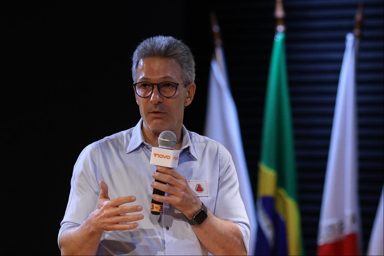 O governador de Minas Gerais, Romeu Zema (Novo), em discurso durante evento