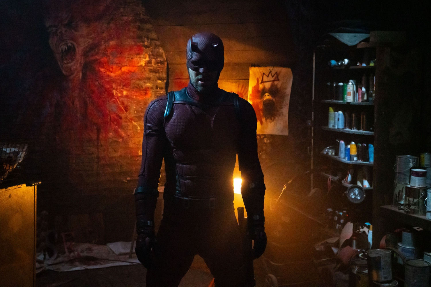 Charlie Cox volta a vestir o uniforme do Daredevil em "Demolidor: Renascido"