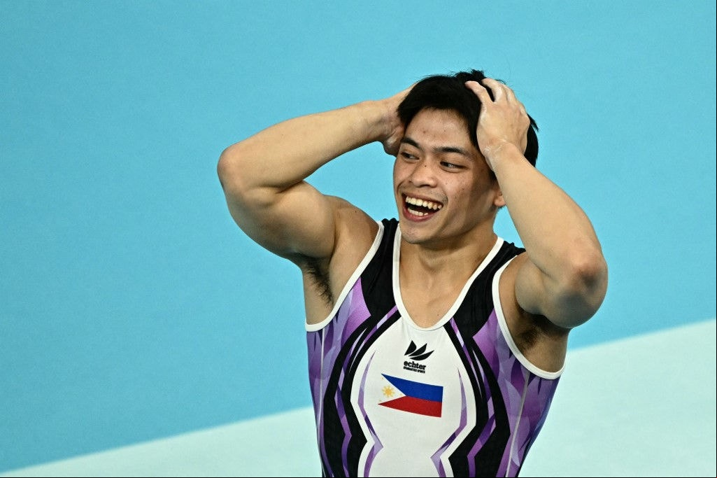 Carlos Yulo, ginasta das Filipinas, foi o primeiro do país a conquistar duas medalhas de ouro em Olimpíadas