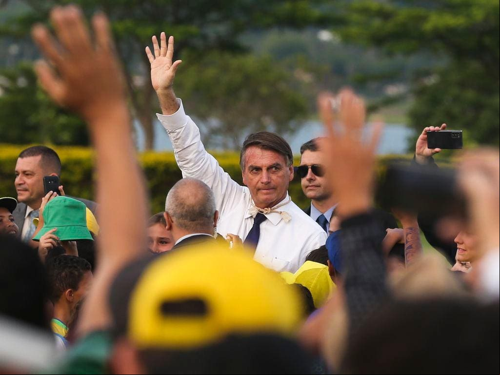 O então presidente da República, Jair Bolsonaro, acena para apoiadores em frente ao Palácio da Alvorada, nos últimos dias de seu governo O então presidente da República, Jair Bolsonaro, acena para apoiadores em frente ao Palácio da Alvorada, nos últimos dias de seu governo