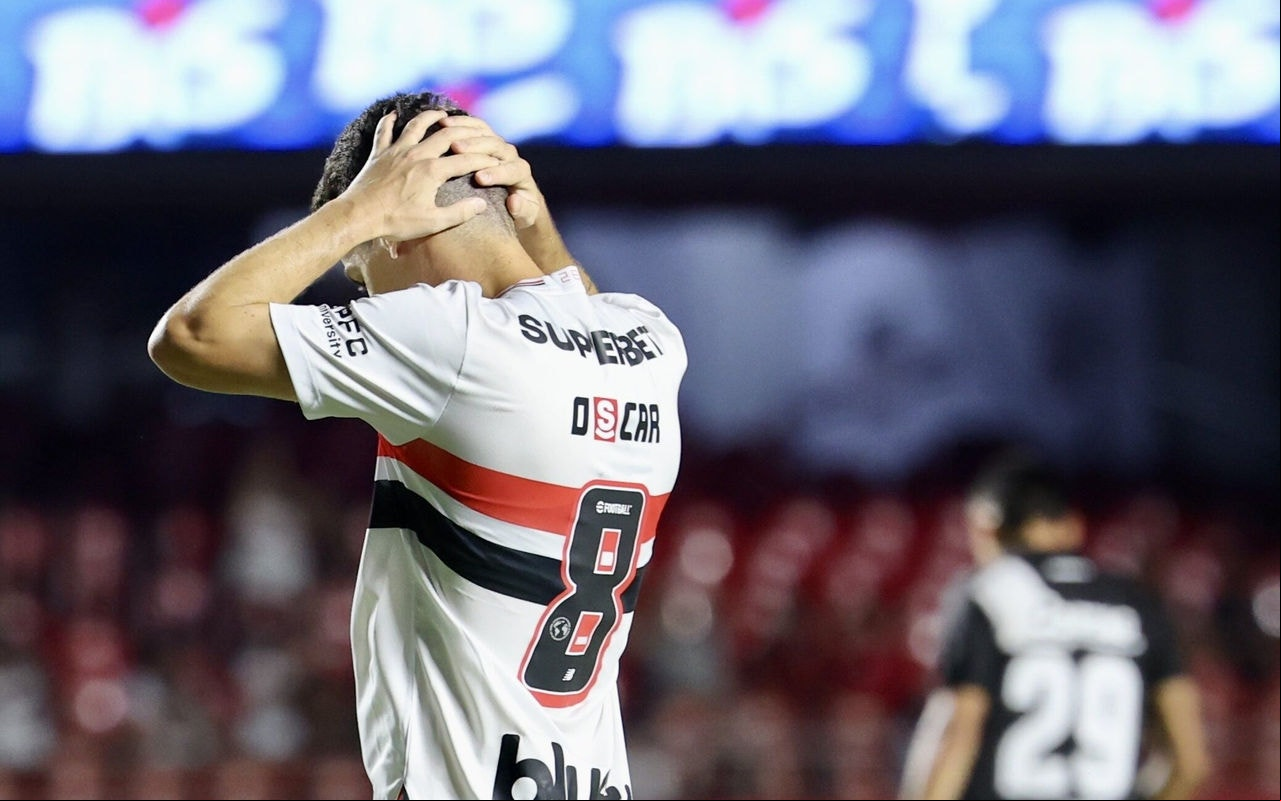 Oscar se lamentando durante uma derrota do São Paulo (Foto: Marcello Zambrana/AGIF)