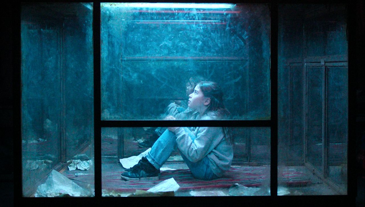 Seraphine Krystek, 12, impressiona como Lejla Ness em "O Domo de Vidro", na Netflix