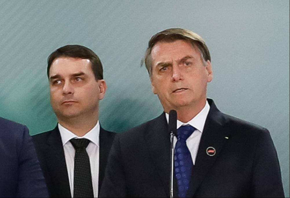 Flávio Bolsonaro com o pai, Jair Bolsonaro Flávio Bolsonaro com o pai, Jair Bolsonaro