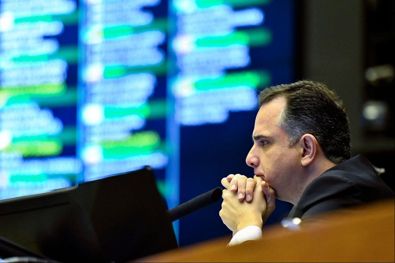 À mesa, presidente do Senado Federal, senador Rodrigo Pacheco (PSD-MG), conduz sessão da Casa A característica de cautela extrema do senador Rodrigo Pacheco (PSD-MG) preocupa pessoas próximas a ele.
