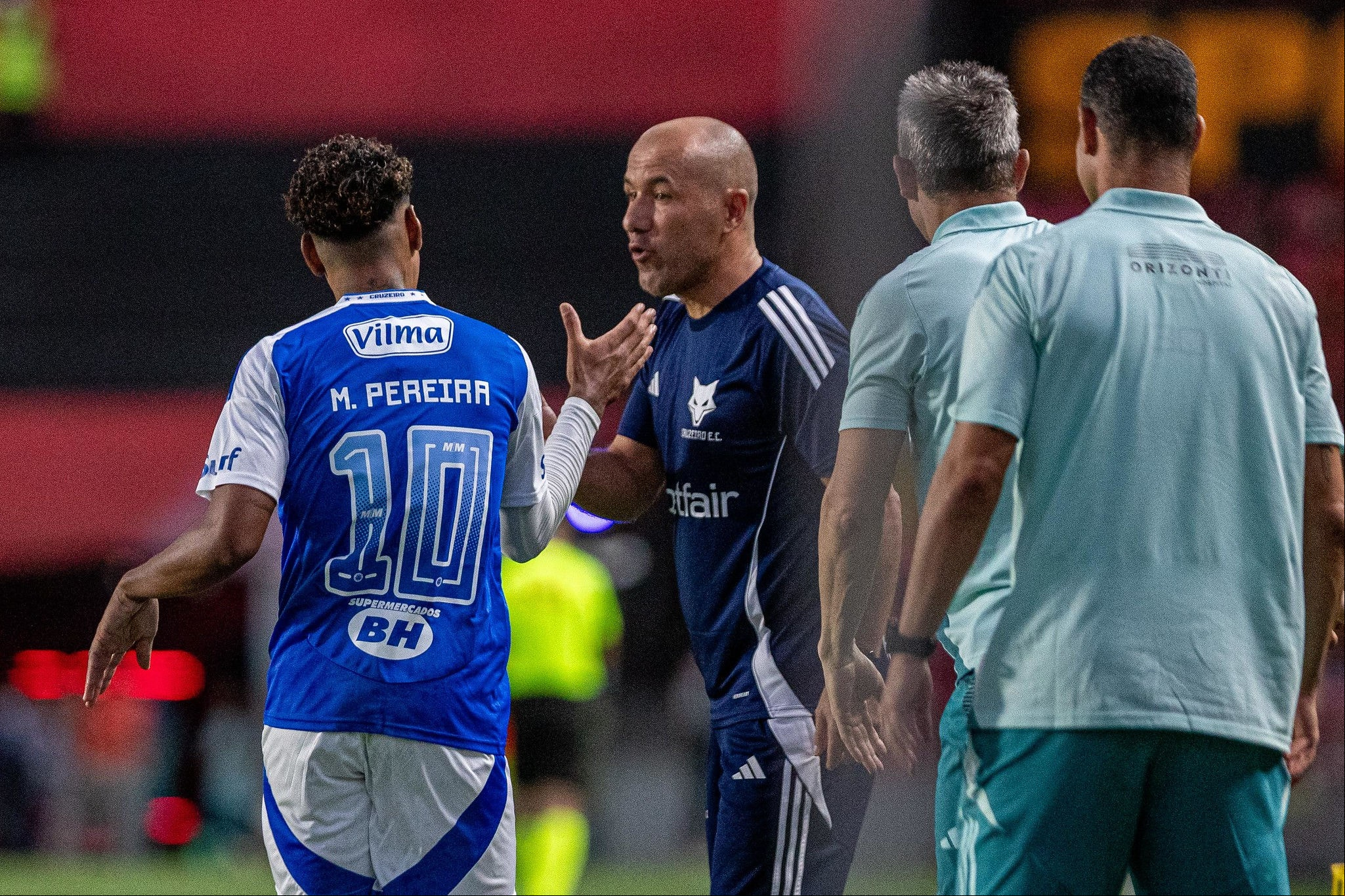 Leonardo Jardim cumprimenta Matheus Pereira na Ilha do Retiro