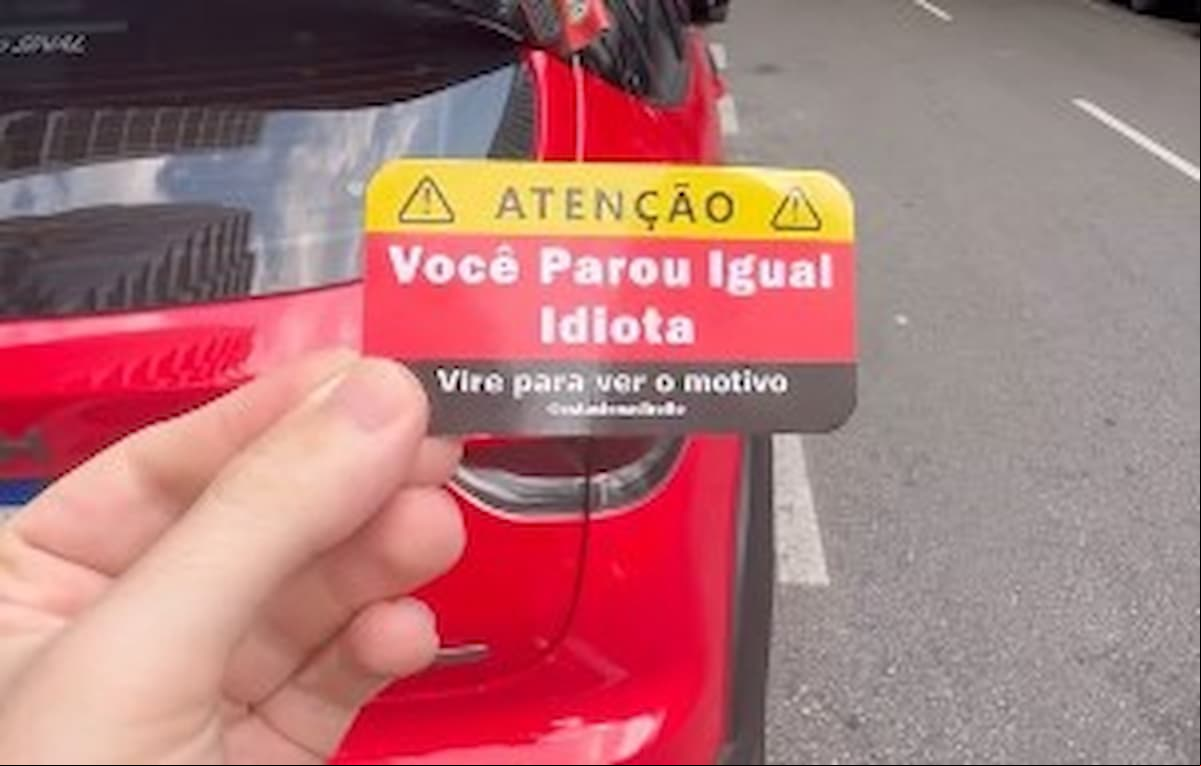 Cansado dos absurdos no trânsito, estudante de 23 anos decidiu agir com humor