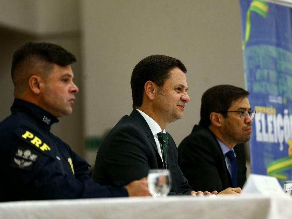 O diretor-geral da PRF, Silvinei Vasques, o ministro da Justiça e Segurança Pública, Anderson Torres, e o diretor-geral da PF, Márcio Nunes, durante entrevista coletiva sobre a Operação Eleições 2022 no segundo turno O diretor-geral da PRF, Silvinei Vasques, o ministro da Justiça e Segurança Pública, Anderson Torres, e o diretor-geral da PF, Márcio Nunes, durante entrevista coletiva sobre a Operação Eleições 2022 no segundo turno