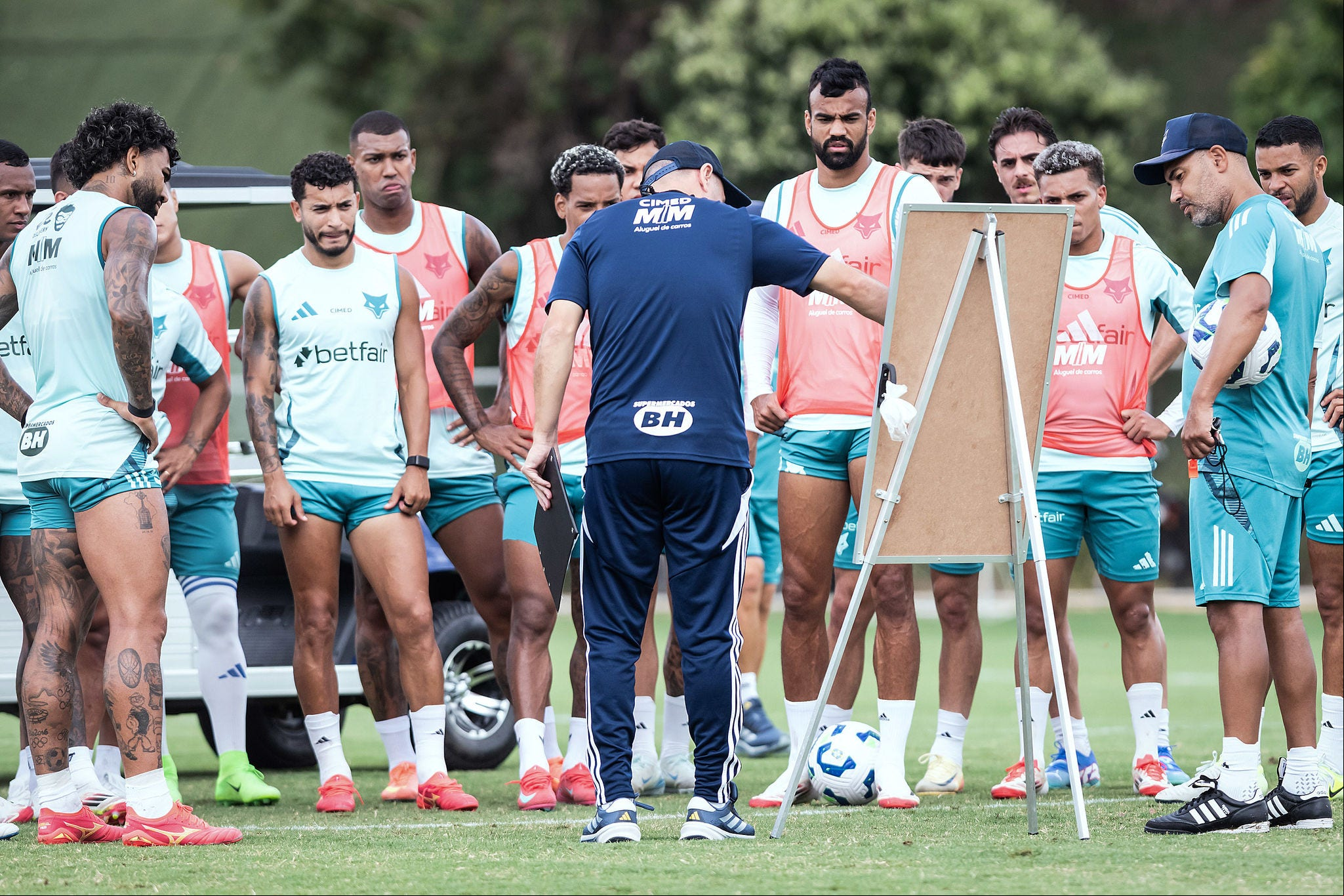 Jogadores do Cruzeiro são orientados pelo técnico Leonardo Jardim durante treino na Toca 2