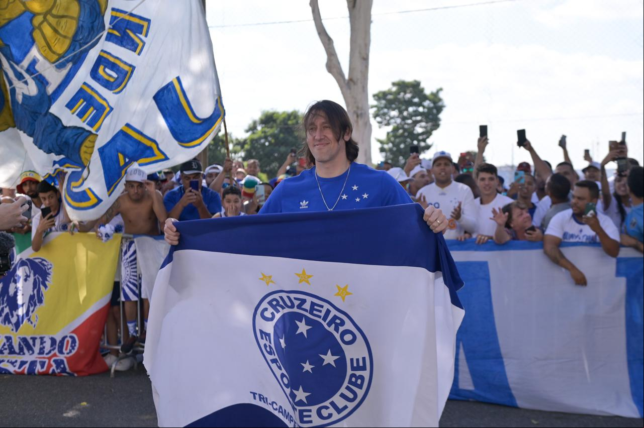 Goleiro Cássio segura bandeira do Cruzeiro Cássio foi bastante festejado pelo torcedor do Cruzeiro
