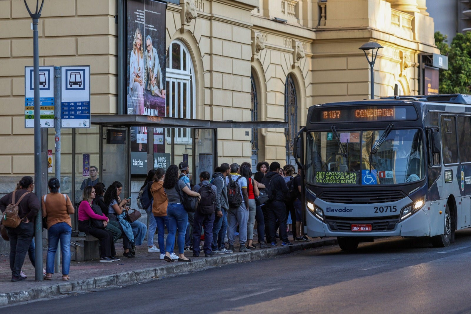 Ponto de ônibus cheio na Praça da Liberdade