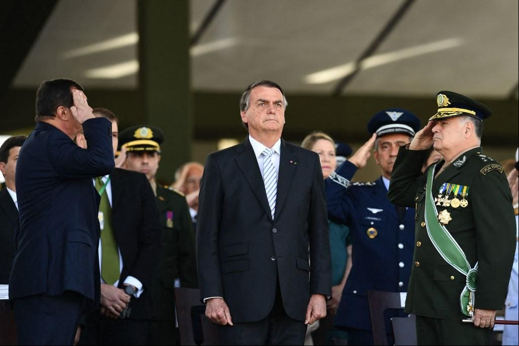 O presidente Jair Bolsonaro, o comandante do Exército, general Marco Antônio Freire Gomes e seu ministro da Defesa, Paulo Sergio Nogueira, durante celebração do Dia do Soldado no quartel-general do Exército, em Brasília