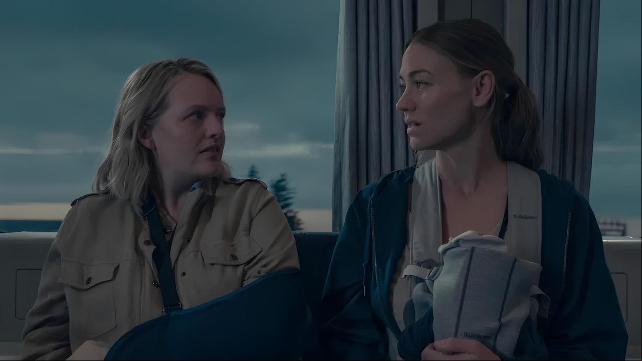 Elizabeth Moss (June) e Yvonne Strahovski (Serena) fogem do Canadá no mesmo trem de refugiados, em 'The Handmaid's Tale'