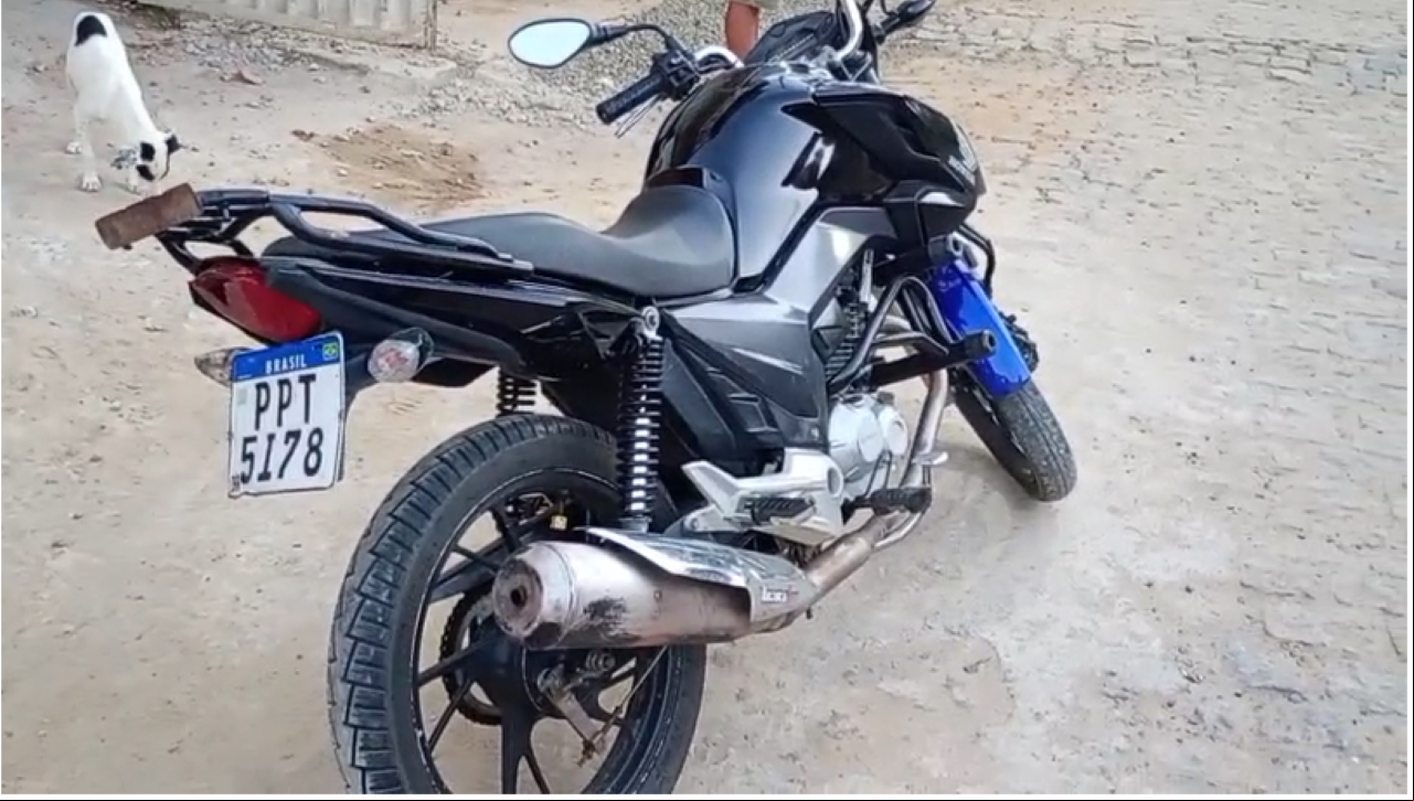 Moto foi apreendida após suspeito praticar 'rolezinho' em supermecado de Aimorés