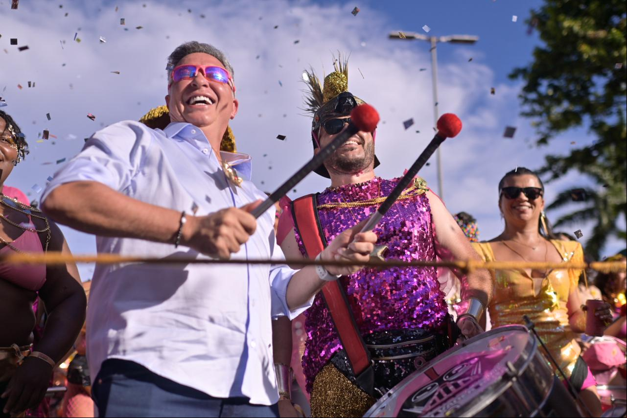 O prefeito em exercício, Álvaro Damião (União Brasil), durante o cortejo do bloco Então, Brilha!