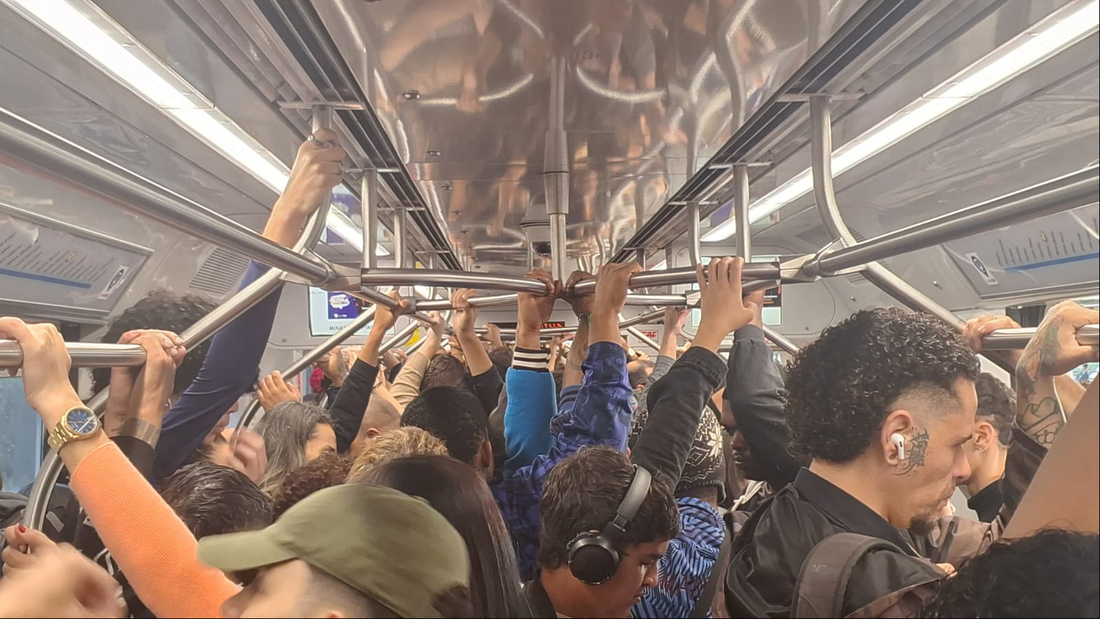 Metrô lotado nesta segunda-feira
