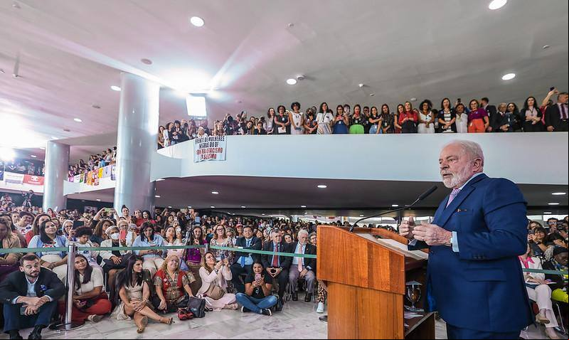 Presidente Lula durante cerimônia de celebração do Dia Internacional das Mulheres anunciou o projeto de lei da igualdade salarial entre homens e mulheres Presidente Lula durante cerimônia de celebração do Dia Internacional das Mulheres anunciou o projeto de lei da igualdade salarial entre homens e mulheres