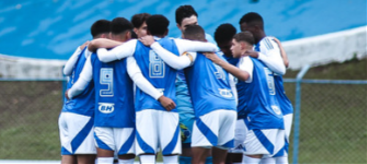 Jogadores da equipe sub 20 do Cruzeiro reunidos antes de partida pelo Brasileiro da categoria 